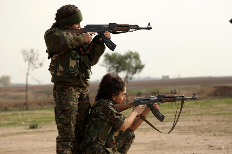 زنان مسیحیِ سوریه به جنگ داعشی های بی رحم می روند+ تصاویر