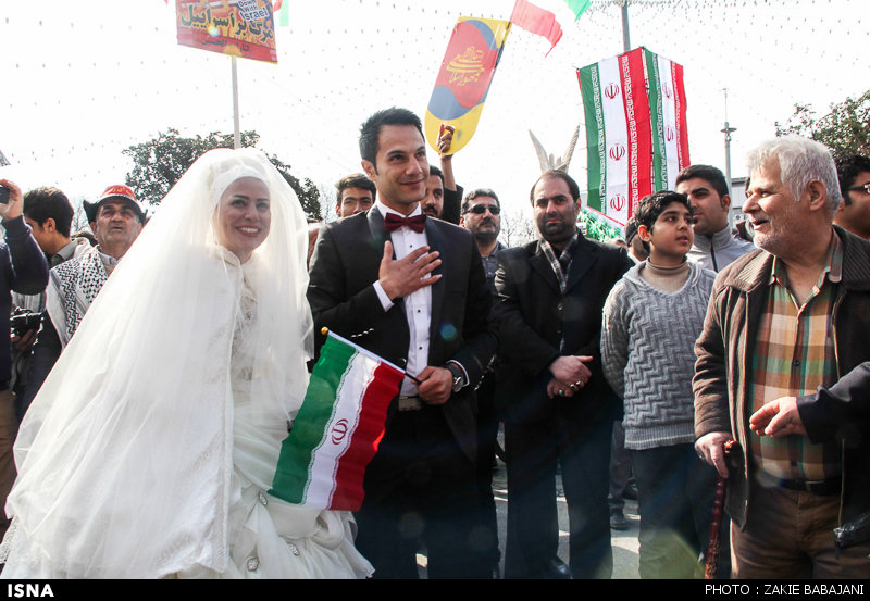 عکس/ حضور یک عروس و داماد در راهپیمایی 22 بهمن 