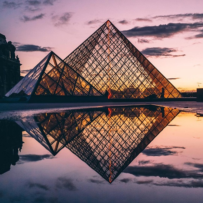 عکس/ بازتاب غروب خورشید بسیار زیبا در موزه لوور پاریس