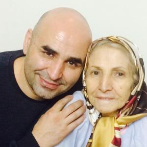 چهره ها/ «علی مشهدی» در کنار مادر مهربانش
