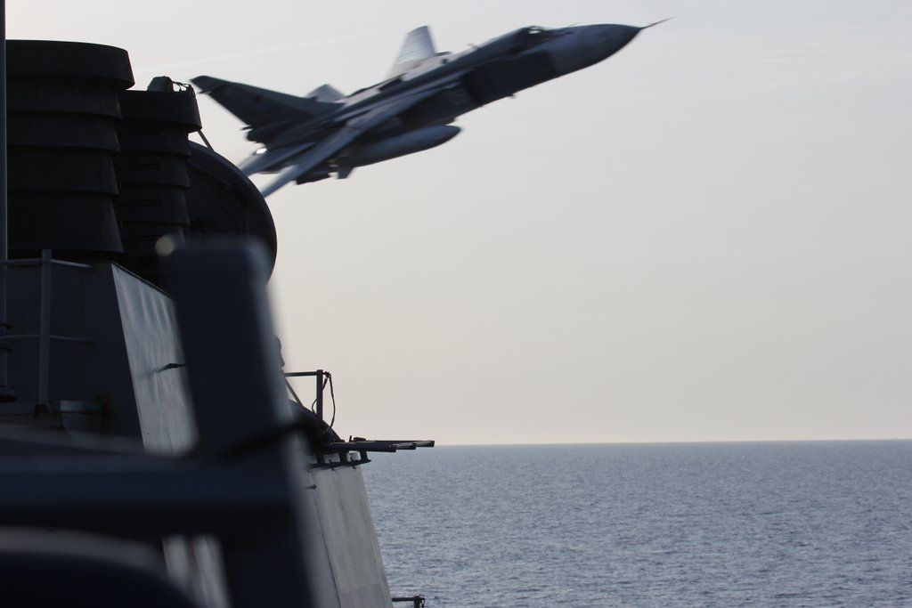پرواز جسورانه جنگنده‌های روس بر فراز ناو جنگی آمریکا + تصاویر