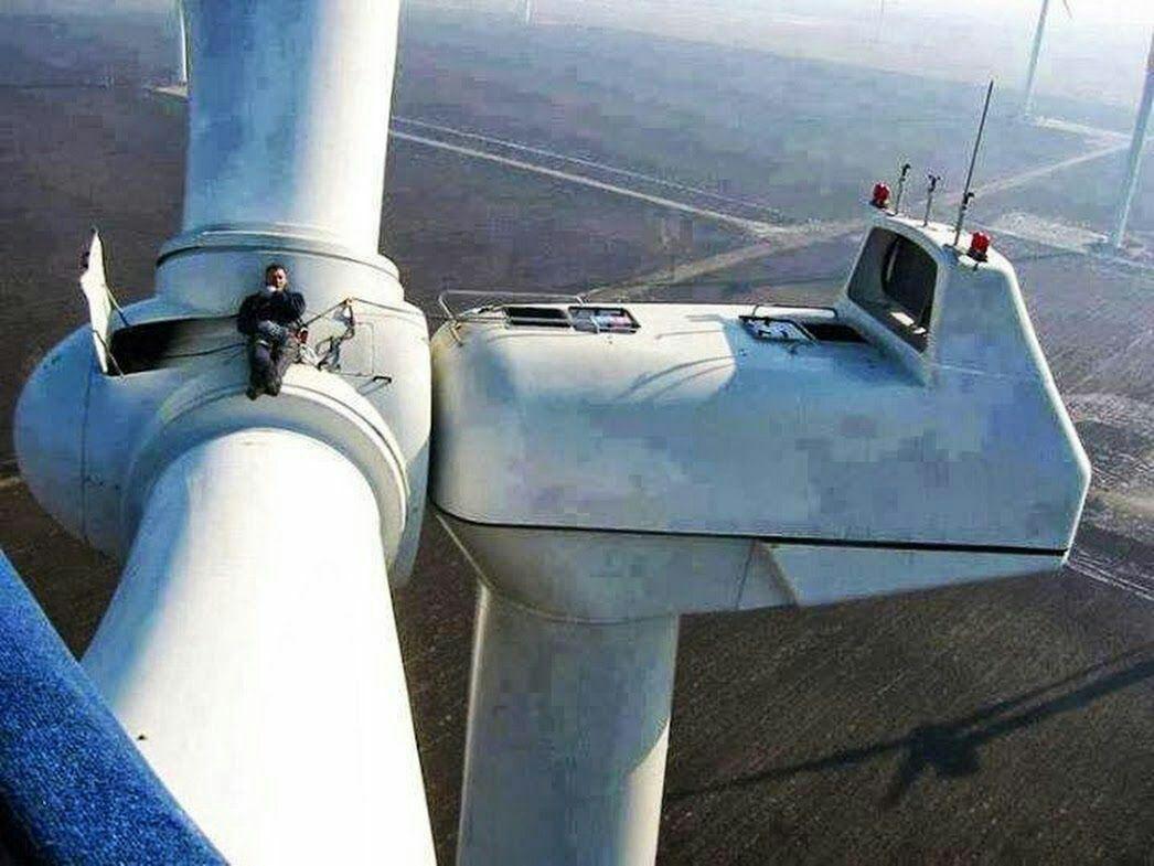 عکس/ نمایی جالب از یک توربین بادی
