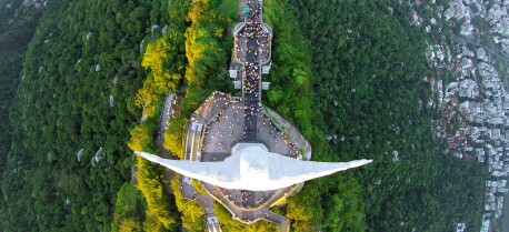 نگاهی از بالا به مجسمه ی عیسا مسیح در شهر ریو