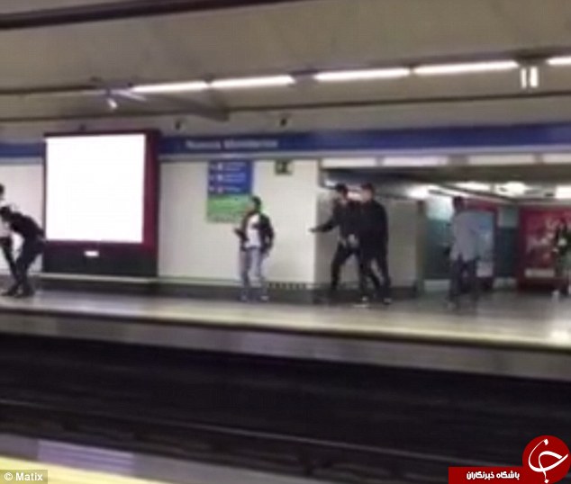 دعوای وحشیانه گانگسترهای نوجوان در مترو/پسر بی‌گناه روی ریل قطار پرتاب شد+تصاویر