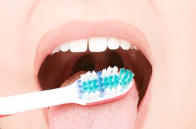 دهان و دندان/ پیشگیری از ابتلا به مشکلات زبان با مسواک زدن