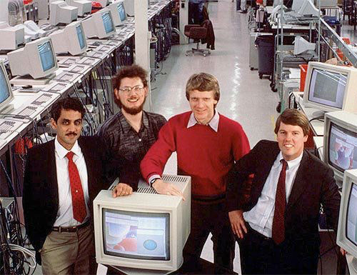 در اواسط دهه 1980 میلادی، نام سیلیکون ولی به عنوان مرکز صنایع کامپیوتری دنیا به ثبت رسید. شرکت Sun Microsystems که در زمینه ساخت کامپیوتر و نرم افزارهای اولیه سیستم عامل فعالیت داشت توسط گروهی از دانش آموختگان استنفورد در سال 1982 میلادی آغاز به کار کرد.
