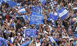 خبرگزاری فارس: استقبال هواداران از دیدار نفت -استقلال/ صف طولانی تماشاگران برای تهیه بلیت+عکس و فیلم