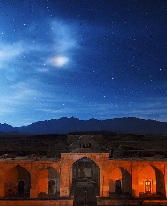 عکس/ نمایی شبانه از کاروانسراى قصر بهرام در گرمسار