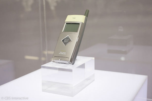 نخستین تلفن MP3 - سال 1999: اولین موبایل سامسونگ که توان پخش MP3 داشت، SPH-M2500 نام دارد. این دیوایس 32 مگابایت حافظه و یک کنترل از راه دور داشت. خیلی جالب است که این روزها 8 گیگابایت حافظه داخلی بسیار کم و ضعیف به نظر می رسد و در آن زمان این میزان کم، بسیار ارزشمند بوده.