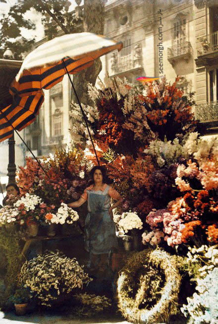 یک زن فروشنده گل در بارسلونا اسپانیا در سال 1929