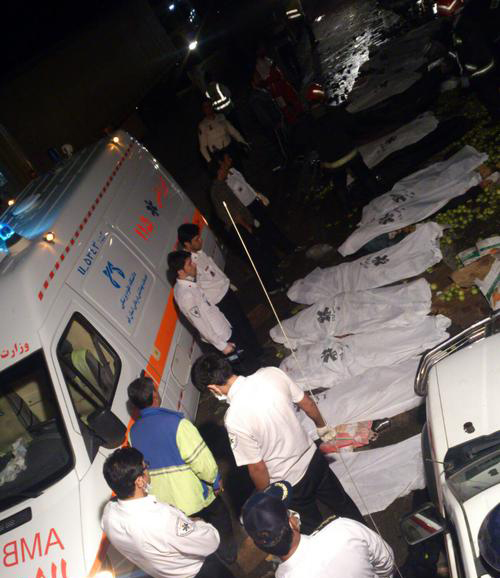 ۲۷ کشته و زخمی در تصادف مینی‌بوس و کامیون