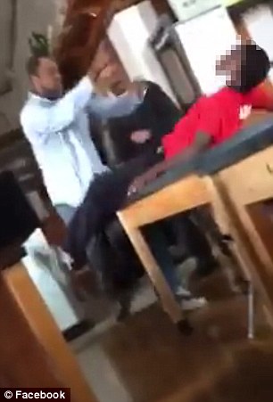 معلم وحشی صفت نژادپرست دانش‌آموز بی‌دفاع را تا سر حد مرگ کتک زد.