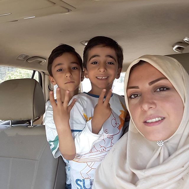 چهره ها/ خانم مجری فعال شبکه خبر در کنار دو پسرش