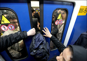 آزار و اذیت زنان و دختران در ازدحام مترو