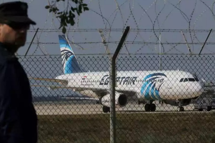 هواپیمای مسافربری مصری ربوده شد / فرود در قبرس / آغاز مذاکره با هواپیماربا / آزادی همه ی مسافران به جز خدمه / هواپیماربا به دنبال پناهندگی سیاسی است