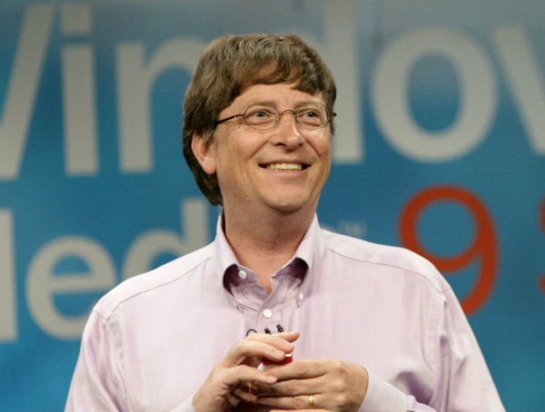 در سال 1992 میلادی، نادلا به مایکروسافت پیوست. در آن زمان بیل گیتس مدیرعامل مایکروسافت بود و ویندوز در ابتدای مسیرش برای تسخیر عالم بود.