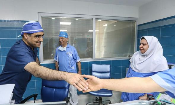 تصاویر : روز کاری وزیر بهداشت با سه عمل