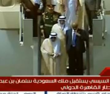 فیلم/ جنجال دستمال پادشاه سعودی در مصر
