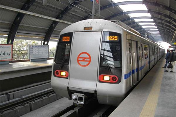 دختر هندی به خاطر حجاب از سوارشدن به متروی قطار دهلی بازماند
