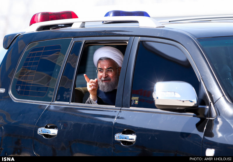 عکس/ بازدید روحانی از کارخانه مپنا با خودرو!
