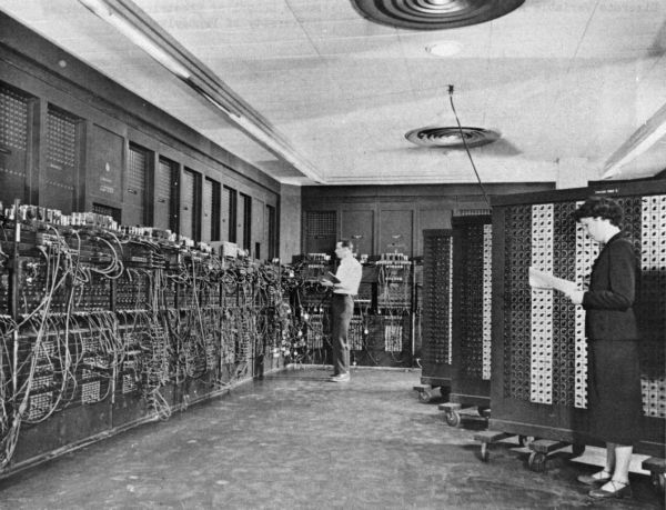 در این مقطع، هر وقت حرف از کامپیوتر به میان می آمد، مردم ناخوداگاه به یاد دستگاه هایی نظیر Eniac می افتادند (همان هیولاهایی که ابعادی برابر با یک اتاق داشتند و ایالات متحده آمریکا را در جریان جنگ دوم جهانی یاری دادند).