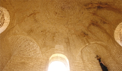 ابنیه/ مسجد جامع سیف آباد، تزیین شده با آجرهای خفته راسته