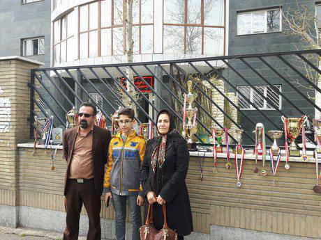 تحصن ستاره شطرنج ایران به همراه پدر و مادرش + عکس