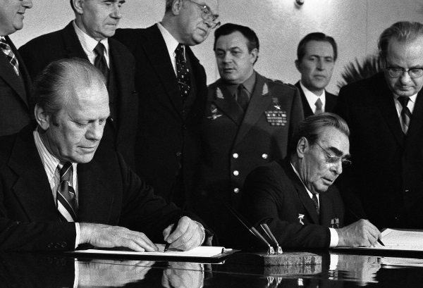 پس از تست های انجام شده روی این بمب ها در جریان جنگ سرد، ایالات متحده آمریکا توافق منع تکسیر این تسلیحات را به امضا رساند و وعده داد که ذخایر تسلیحات هسته ایش را محدود کرده و کاهش دهد.