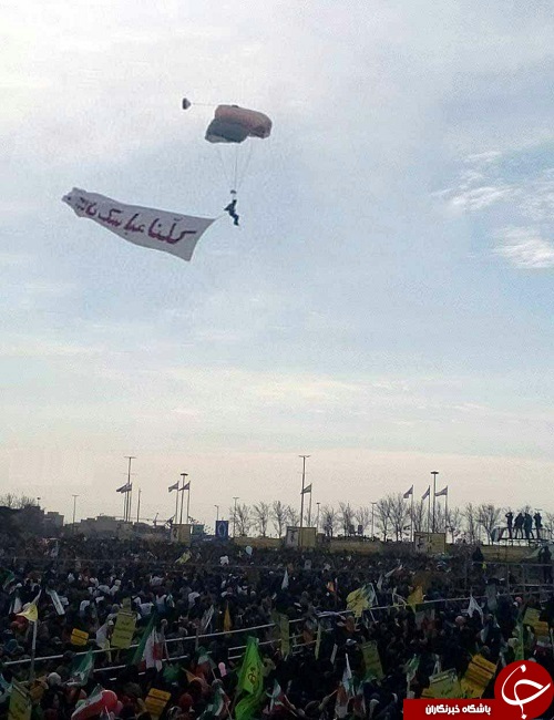 عکس/ اهتزاز پرچم کلنا عباسک یا زینب (س) بر فراز میدان آزادی
