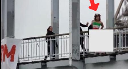 برهنه و آویزان شدن زنی در اعتراض به سفر روحانی به پاریس (عکس و فیلم )