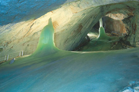 غار آیس‌ ریزن‌ وِلت،غار‌های یخی