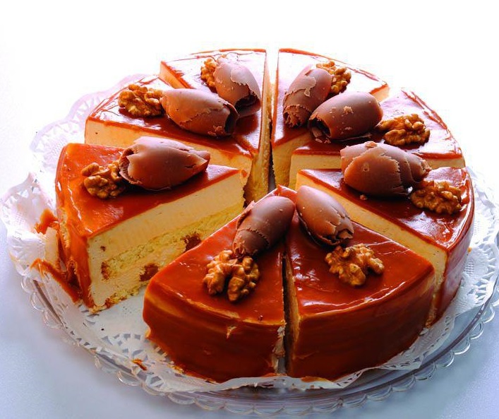 شیرینی ها/ «کیک کاراملی» با رویه بادام زمینی؛ کیکی مجلل و خوش طعم