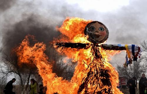رسم آتش زدن عروسک به عنوان نماد زمستان در قزاقستان