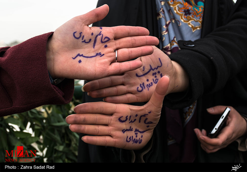 عکس/ دست نوشت دختران تهرانی در راهپیمایی 22 بهمن 