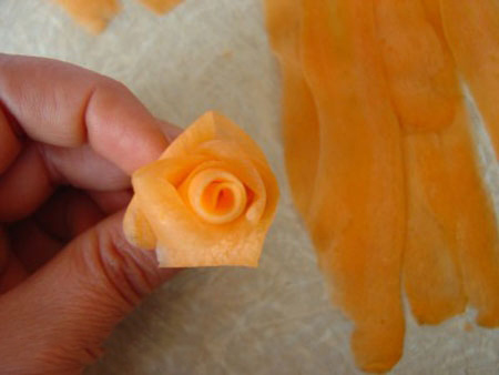 سفره آرایی/ تزیین هویج به شکل گل رز