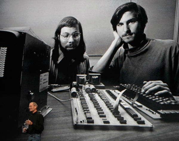 در نخستین گردهمایی این گروه، جابز و وزنیاک از نزدیک با دستگاهی به نام Altair 8800 آشنا شدند که در اصل نوعی میکرو کامپیوتر مبتنی بر چیپ های ساخت اینتل بود.