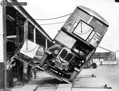 در سال ۱۹۳۳ سازندگان اتوبوس‌های دوطبقه مجبور بودند، به این شکل به مردم در مورد امن بودن این اتوبوس‌ها و نبود خطر واژگونی‌ آنها، اطمینان بدهند.