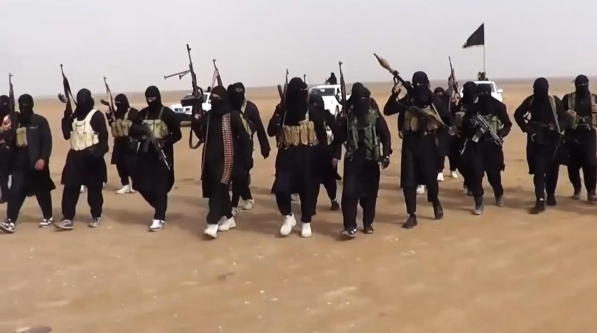 فیلم/ جدا شدن صدها داعشی در رقه 