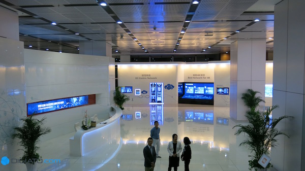 در طبقه زیرین دفتر مرکزی هوآوی، فضایی اختصاصی یافته است که در آن کلیه فعالیت های هوآوی تشریح شده است. بازدید کنندگان به مراجعه به این قسمت می توانند با جزییات پروژه های مختلف هوآوی آشنا شوند. 