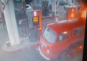 فیلم/ لحظه آتش گرفتن خودرو در پمپ بنزین 