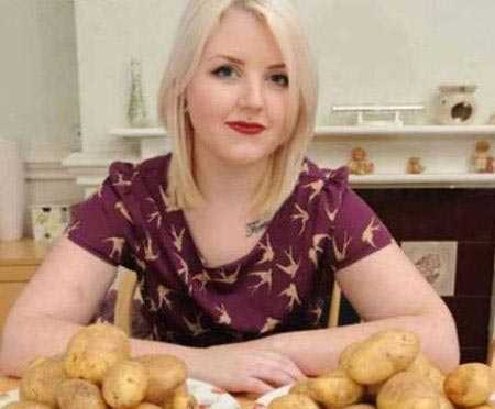 دختر 23 ساله با عجیب ترین مدل غذا خوردن (عکس)