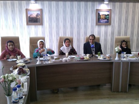 وزیر بهداشت با کودکان شین‌آباد دیدار کرد (+عکس)