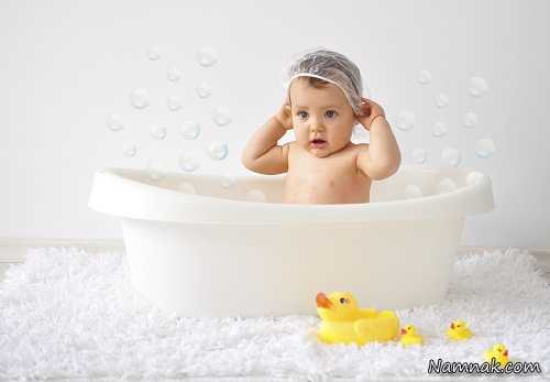 حمام کردن کودک ، اصول حمام کردن کودک ، شستشوی پسر توسط مادر
