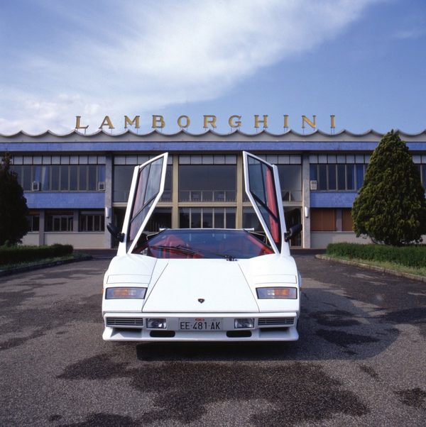 by-the-late-1980s-the-countach-was-beginning-to-show-its-age-and-