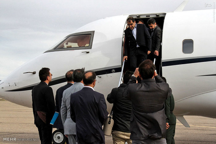 عکس/  وزیر بهداشت هنگام پیاده شدن از هواپیما در سفر به شاهرود