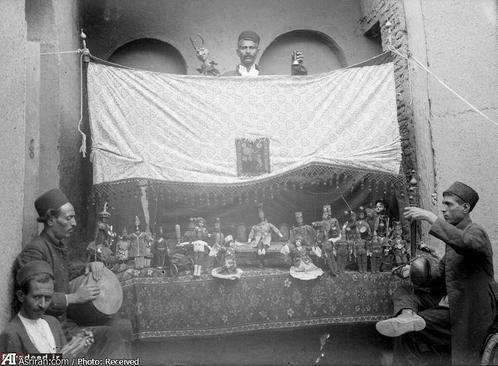 خیمه شب بازی یا نمایش عروسکی در عصر قاجار یکی از سرگرمی‌های مشترک بین اعیان و مردم بود که بویژه در اعیاد و جشن‌های عمومی طرفداران بسیاری داشت.