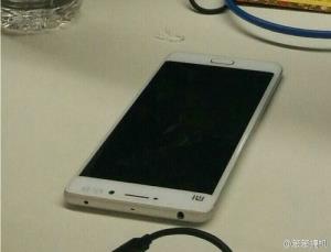 تصویر جدید منتشر شده از Xiaomi Mi 5، ورژن سفید رنگ آن را نشان می دهد