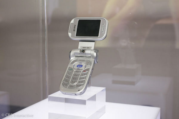 نخستین موبایل با صفحه نمایش چرخان - 2004: نخستین موبایل با صفحه نمایش چرخان را سامسونگ طراحی و تولید کرد. این موبایل تاشو بود و SGH-V500 نام داشت.