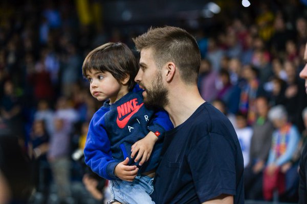 گلر بارسا، پیکه و فرزندش در حال تماشای بسکتبال