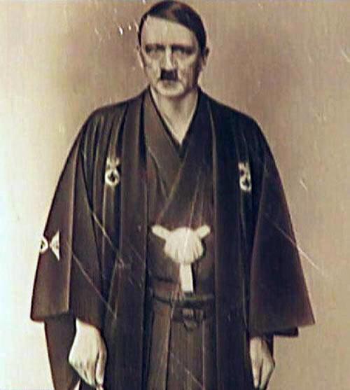 تصویری منتشر نشده از هیتلر در لباس شرقی